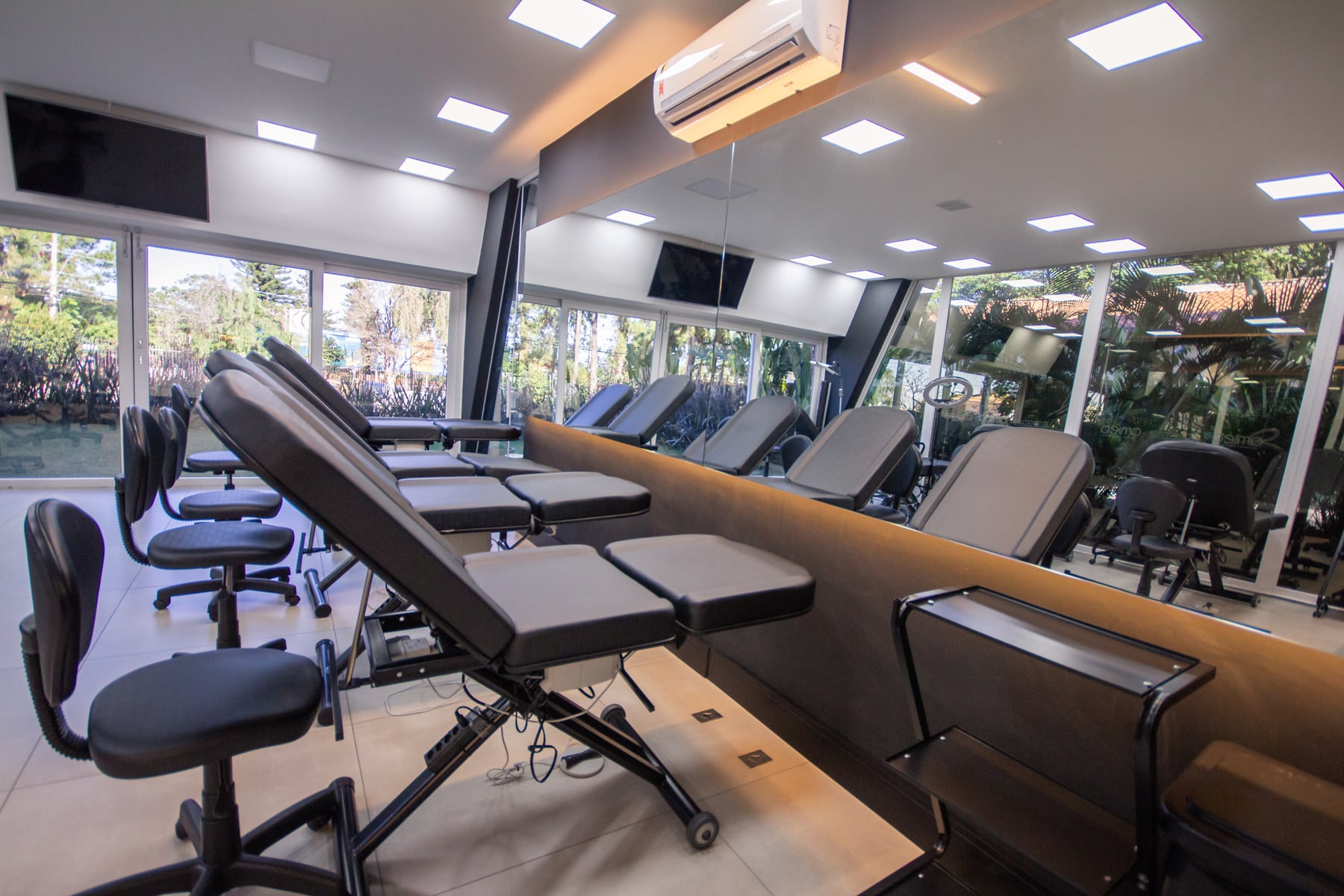 Sala de prática da Academy com as macas e bancadas alinhadas