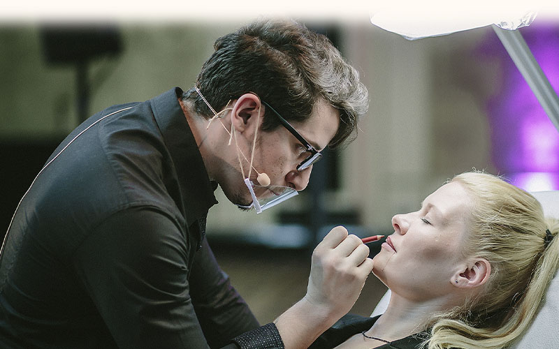 James Olaya executando micropigmentação labial