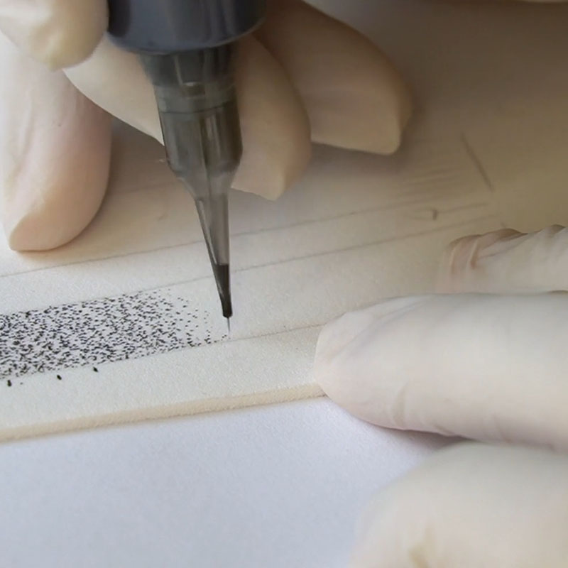 A pontilhação com o dermógrafo, ponto a ponto
